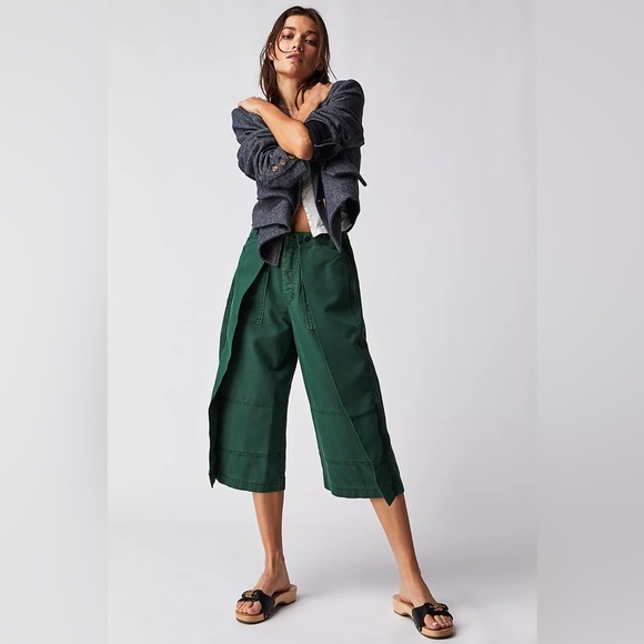 Free People Pants - NWOT FREE PEOPLE Keep Calling Crop Pants In Green MSRP $128 Size 4 Oversized